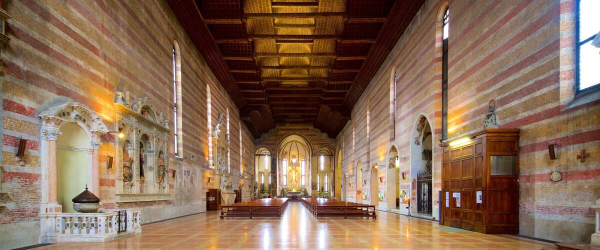 Iglesia de los Eremitani mostrando vistas interiores, elementos del patrimonio y una iglesia o catedral
