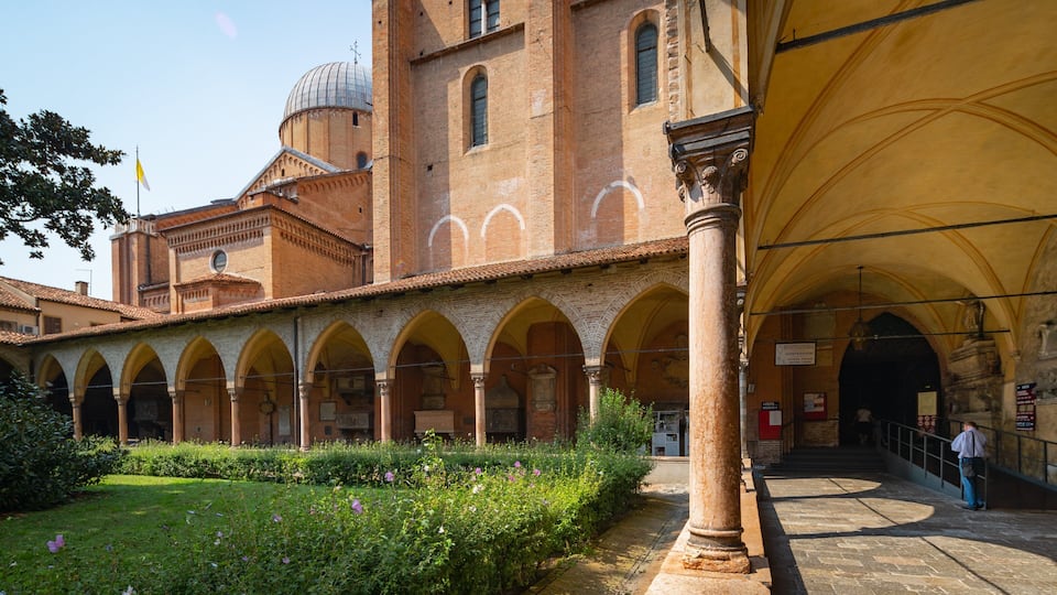 Oratory of San Giorgio featuring heritage elements