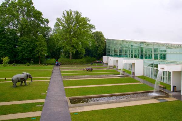 Jardin botanique de Padoue montrant fontaine, parc et art en plein air