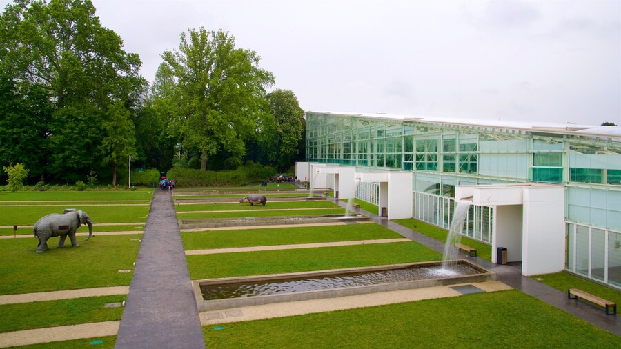Jardín Botánico de Padua que incluye una fuente, arte al aire libre y jardín