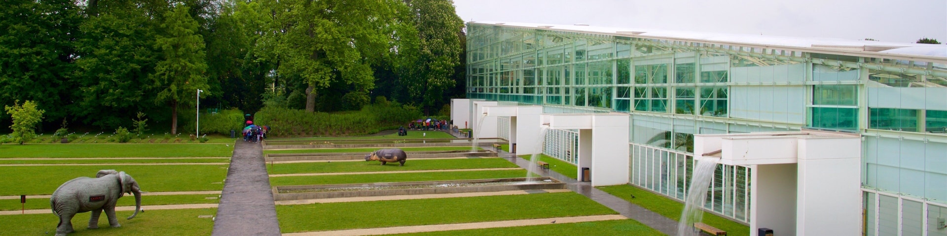 Jardim Botânico de Pádua mostrando uma fonte, um parque e arte ao ar livre