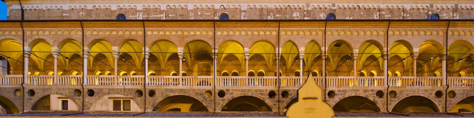 Palazzo della Ragione mostrando cenas noturnas e elementos de patrimônio