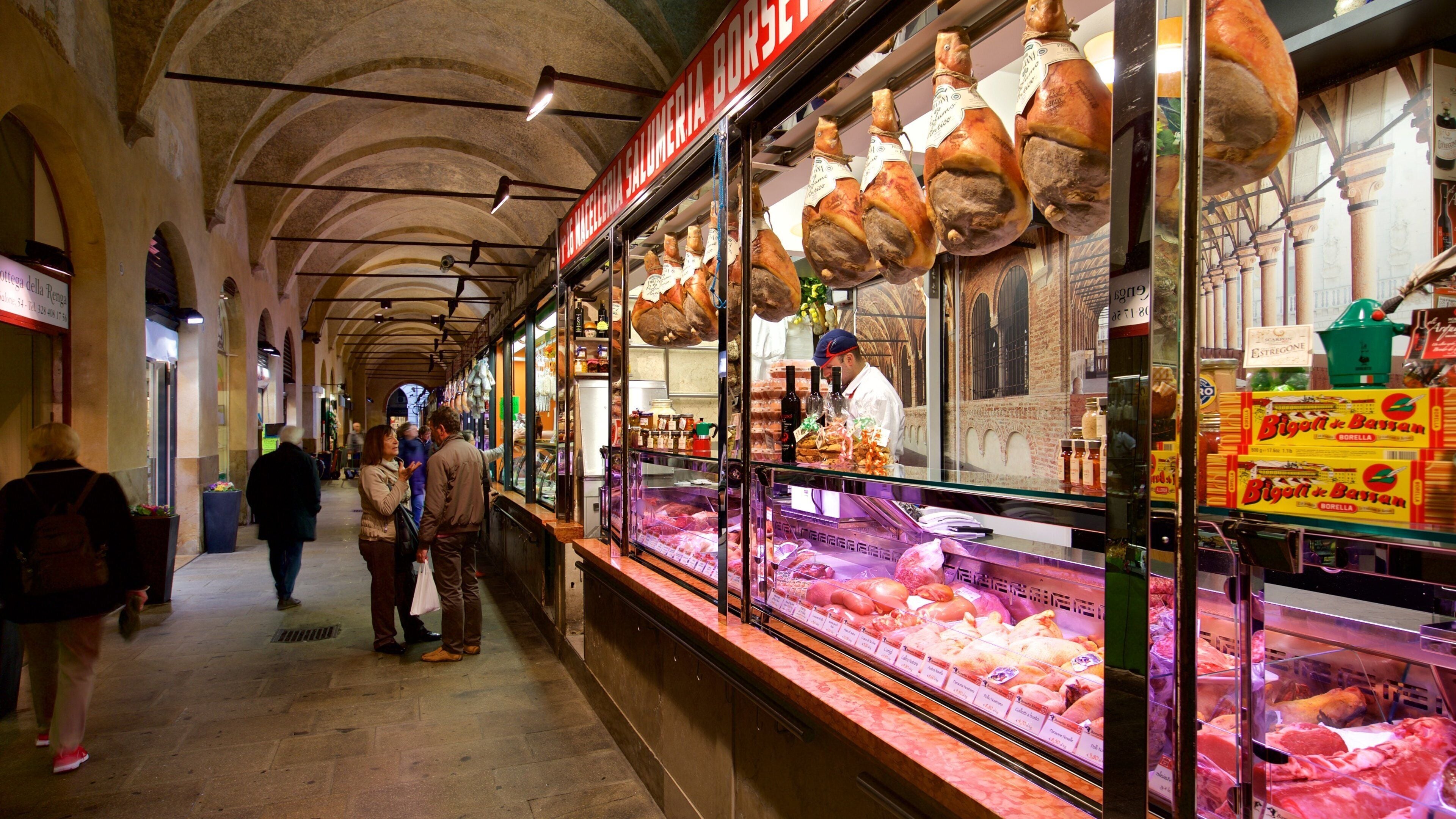 Palazzo della Ragione ofreciendo vista interna, comida y mercados