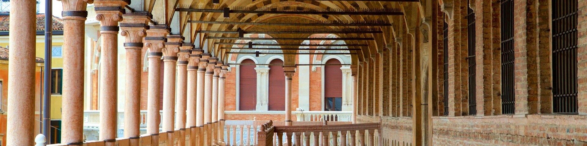 Palazzo della Ragione que inclui vistas internas e elementos de patrimônio