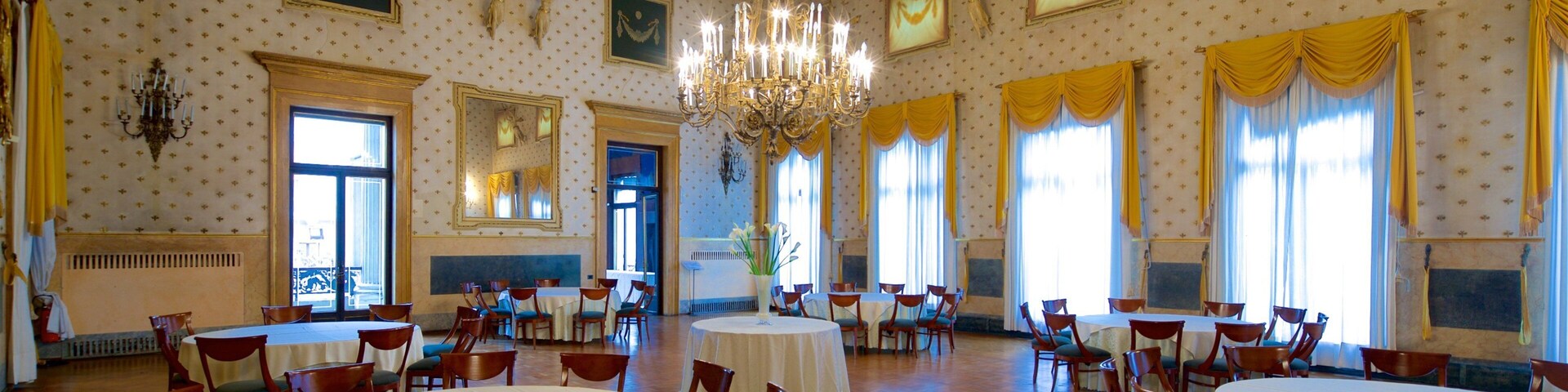 Pedrocchi Cafe ofreciendo vista interna y elementos patrimoniales