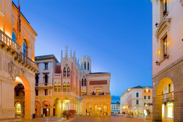 Caffé Pedrocchi welches beinhaltet bei Nacht, Stadt und historische Architektur