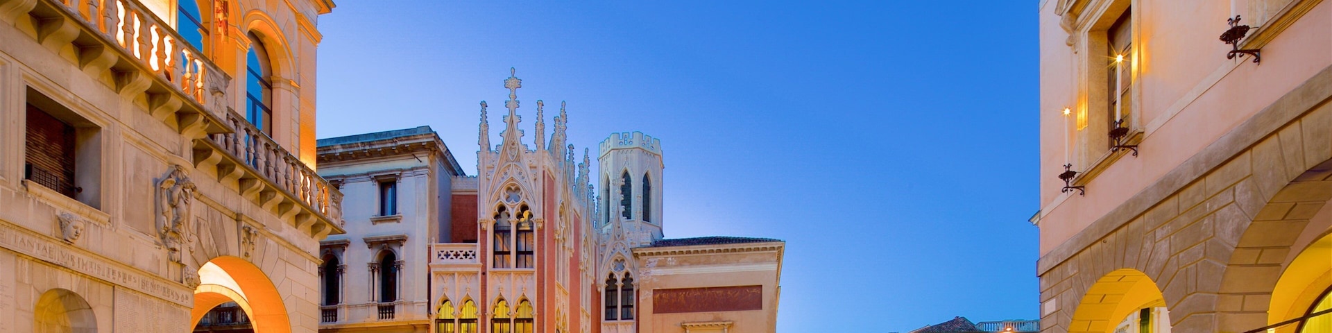 Pedrocchi Cafe caracterizando uma cidade, arquitetura de patrimônio e cenas noturnas