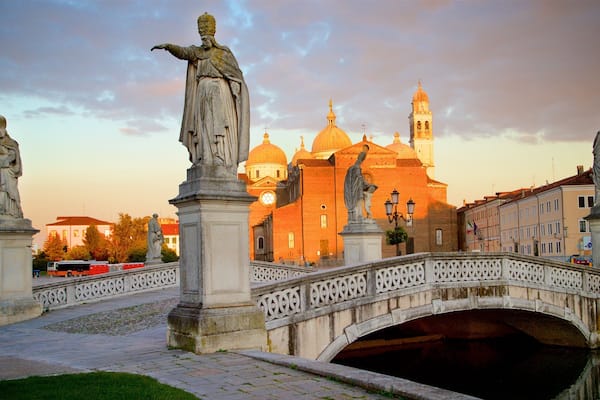 Place Prato della Valle montrant pont, riviĂšre ou ruisseau et patrimoine architectural