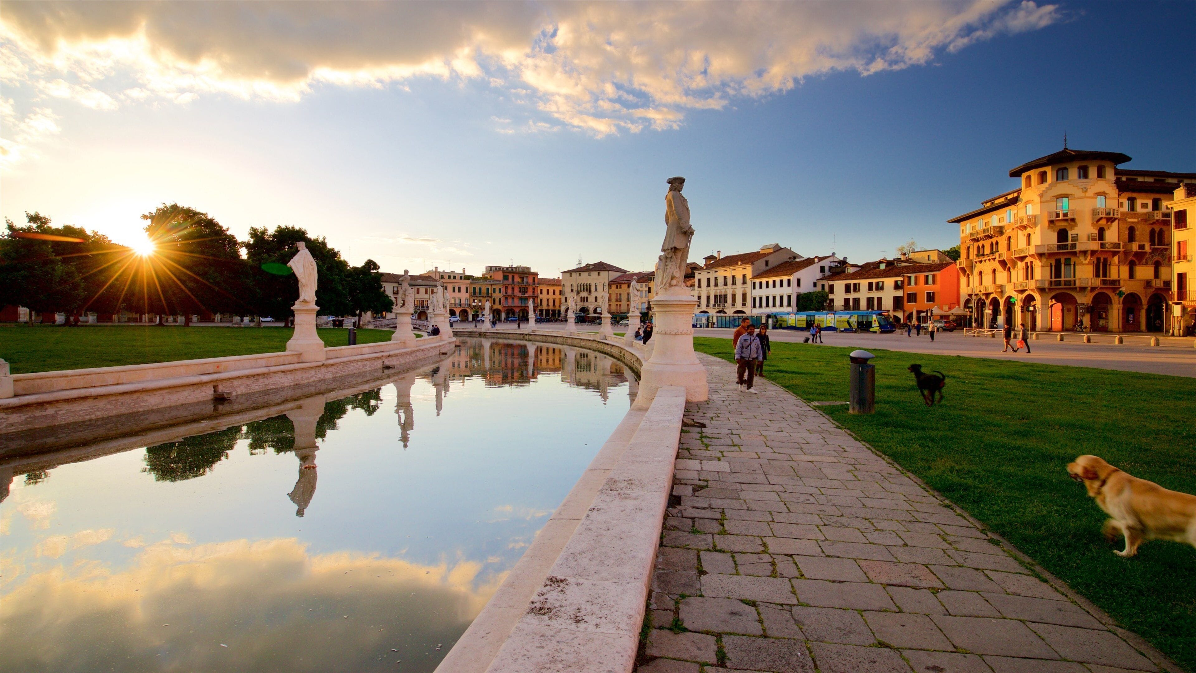 Prato della Valle có tính năng pho tượng, công viên và hoàng hôn
