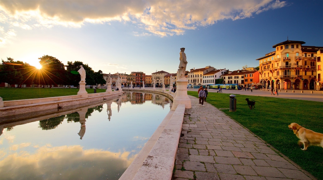 Prato della Valle có tính năng pho tượng, công viên và hoàng hôn