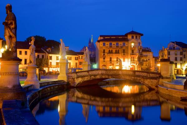 Prato della Valle welches beinhaltet bei Nacht, Brücke und Statue oder Skulptur