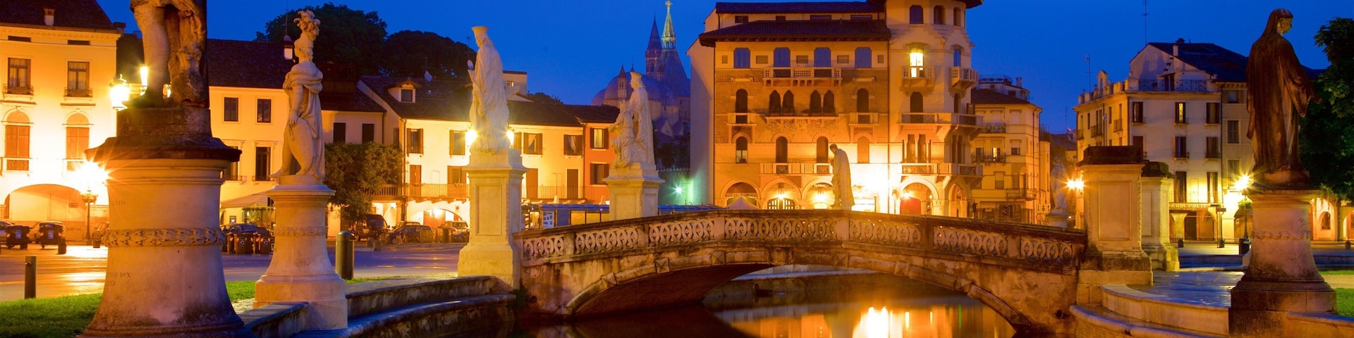 Prato della Valle caracterizando uma estátua ou escultura, um rio ou córrego e uma ponte