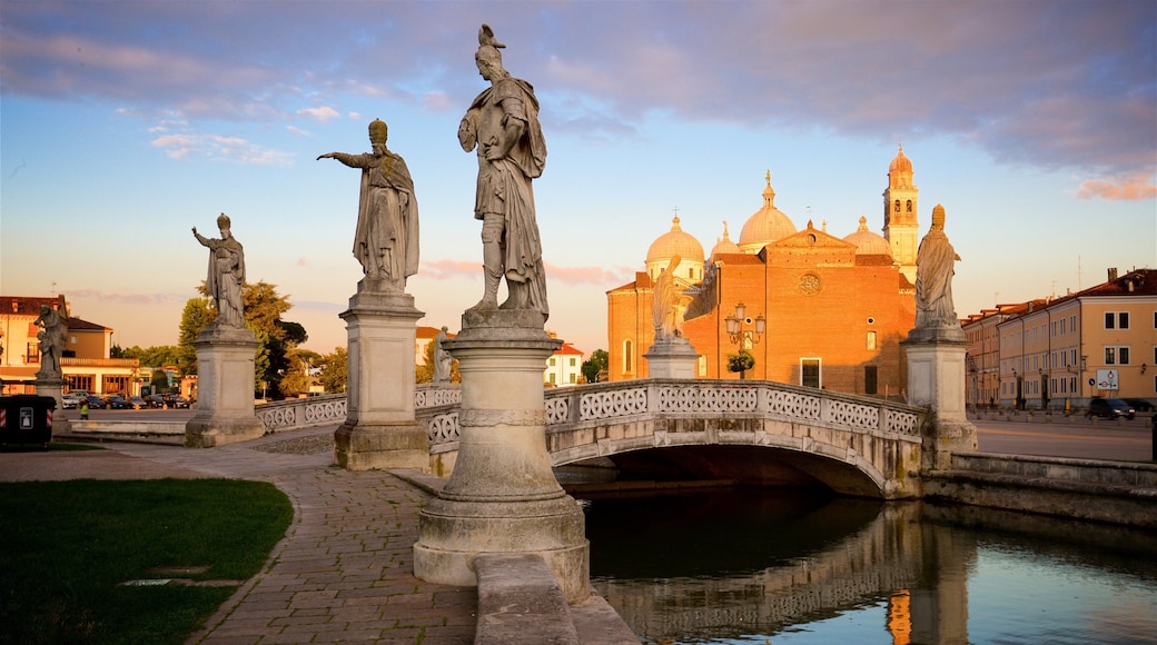 Prato della Valle cho thấy hoàng hôn, kiến trúc di sản và sông lạch