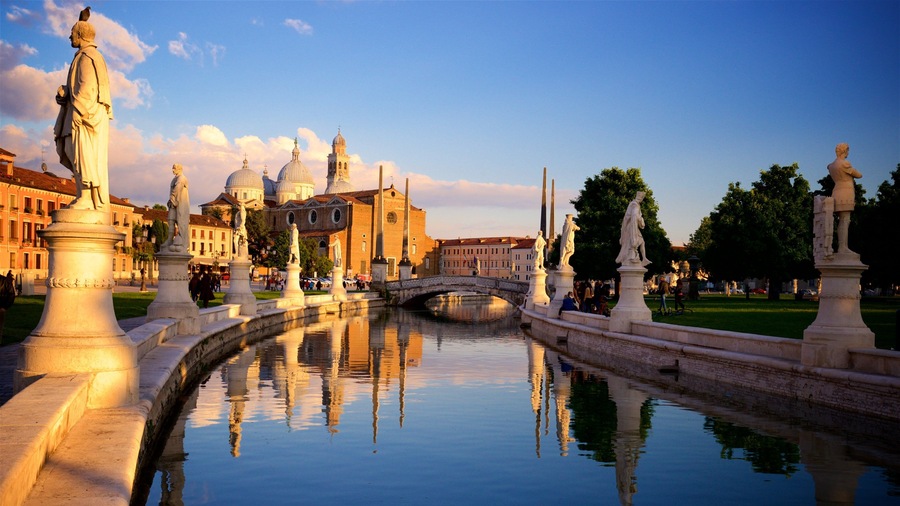 Prato della Valle mostrando tramonto, fiume o ruscello e giardino