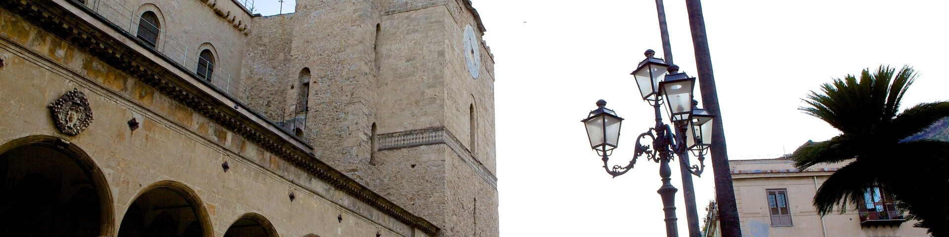 Cattedrale di Monreale que inclui uma igreja ou catedral