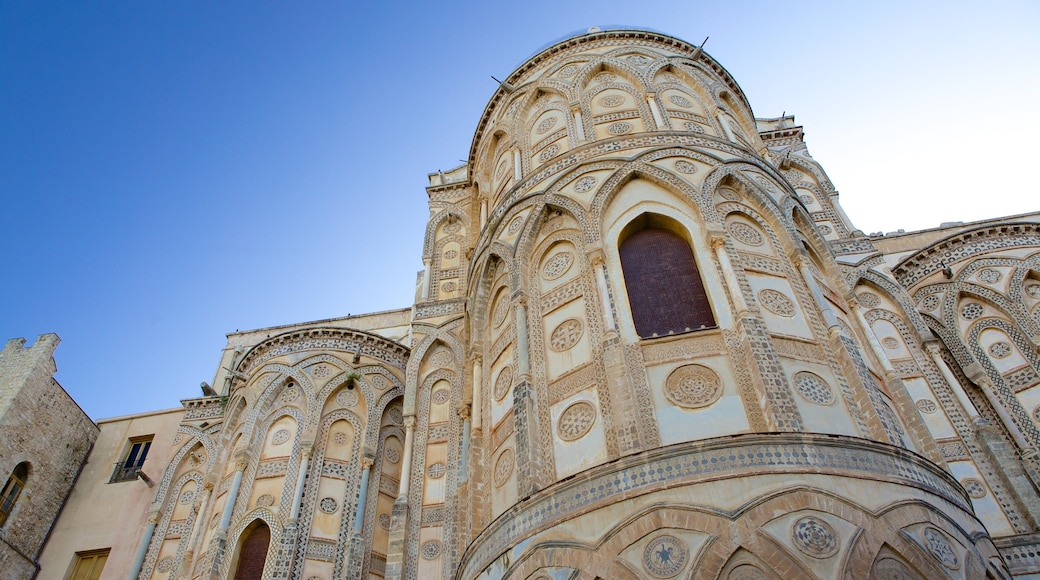 Katedralen i Monreale som viser religiøse elementer, kirke eller katedral og historisk arkitektur