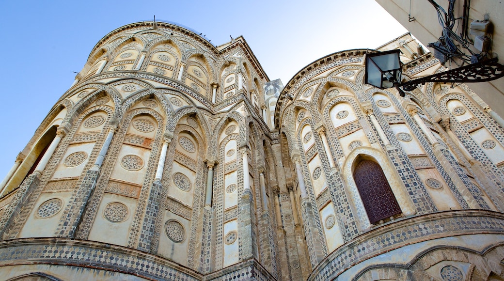 Katedralen i Monreale som viser historisk arkitektur, kirke eller katedral og religion