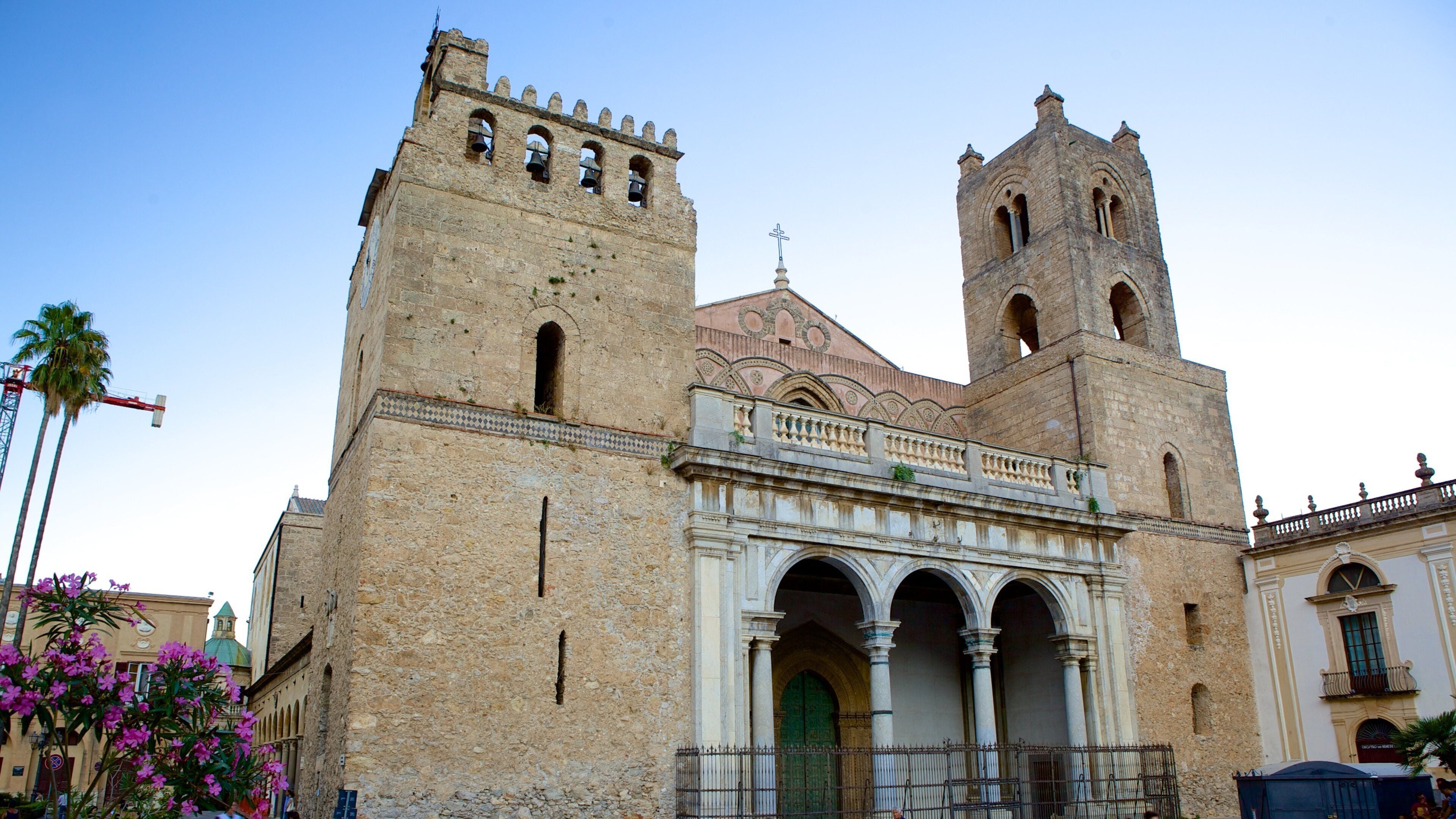Catedral de Monreale que incluye una iglesia o catedral y elementos del patrimonio