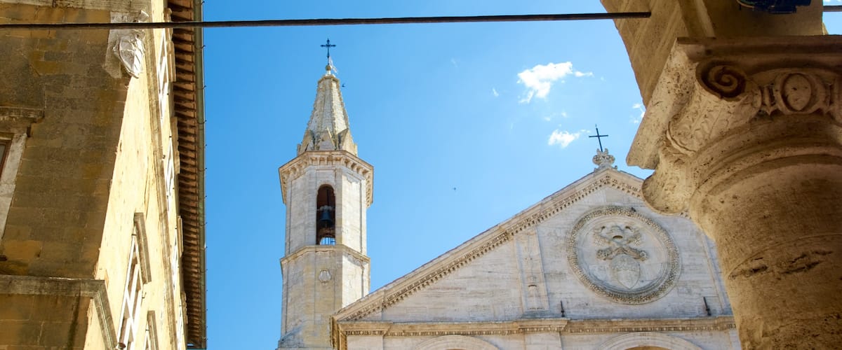 Catedral de Pienza que incluye elementos patrimoniales, una iglesia o catedral y elementos religiosos
