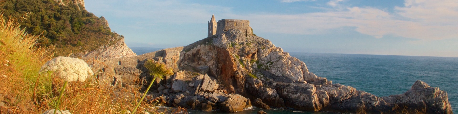 Church of St. Peter inclusief algemene kustgezichten en ruige kustlijn