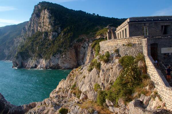 Church of St. Peter mit einem allgemeine KĂŒstenansicht und schroffe KĂŒste