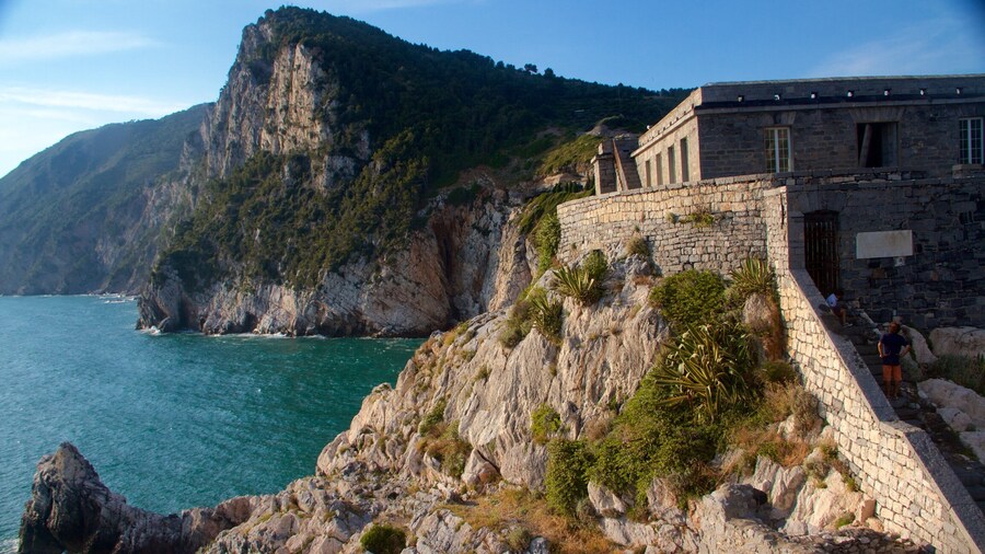 Church of St. Peter inclusief rotsachtige kustlijn en algemene kustgezichten