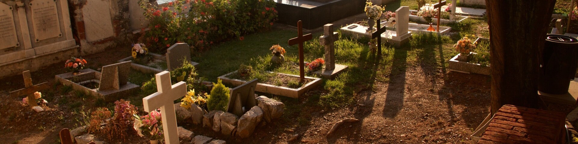 Castelo Doria que inclui um pôr do sol e um cemitério
