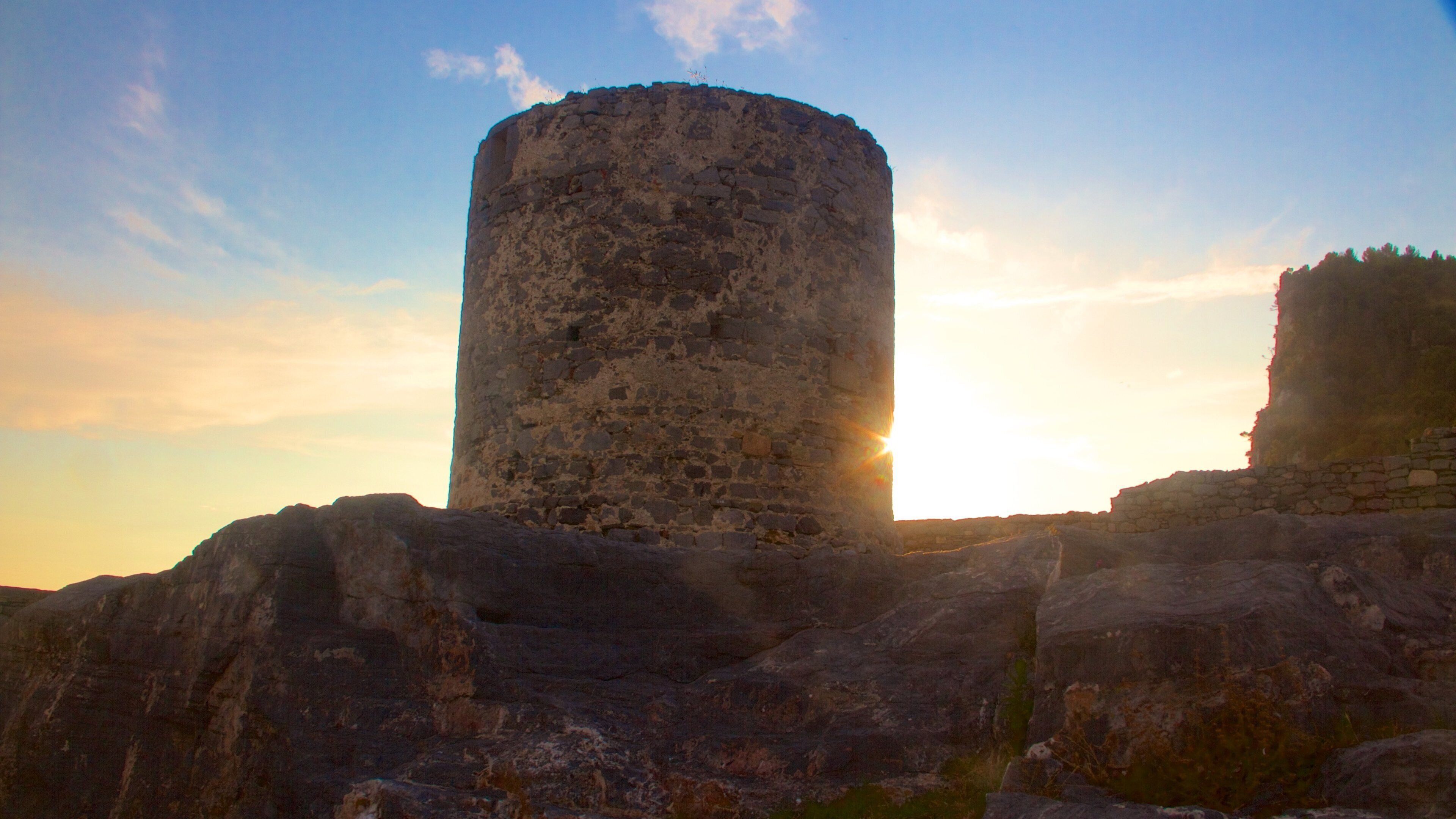Doria Castle toont kasteel of paleis, een zonsondergang en historisch erfgoed