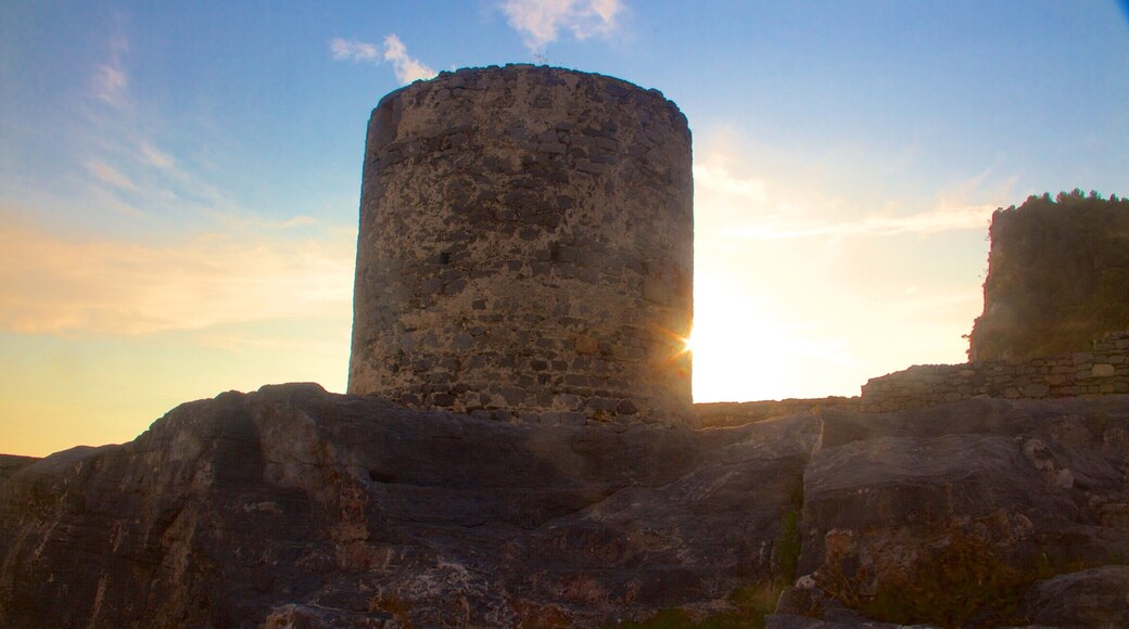 Doria Castle toont kasteel of paleis, een zonsondergang en historisch erfgoed