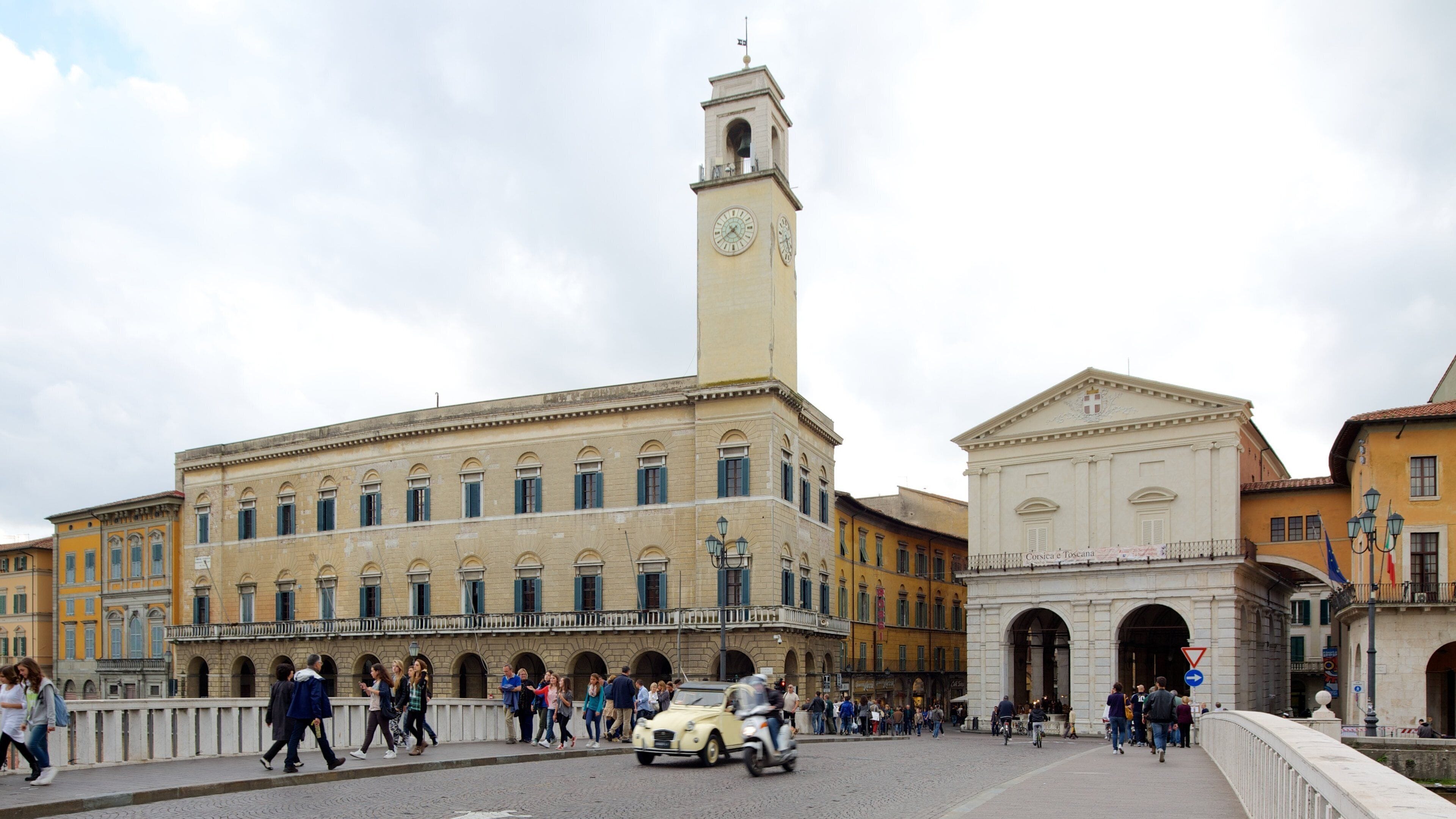Palazzo Pretorio showing street scenes, heritage architecture and chateau or palace