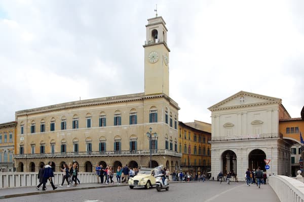 Palazzo Pretorio showing heritage architecture, a city and château or palace