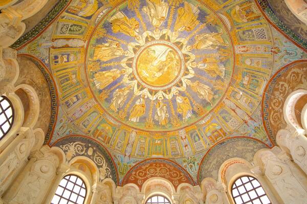 Baptisterium der Kathedrale mit einem religiöse Elemente, Innenansichten und Kirche oder Kathedrale