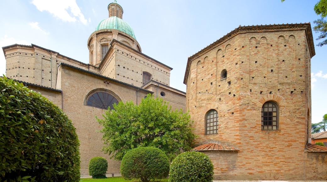 Baptistère de Néon qui includes une église ou une cathédrale et éléments du patrimoine