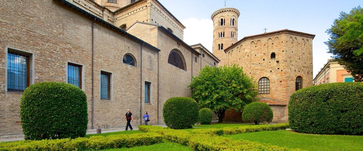Battistero di Neon mostrando chiesa o cattedrale e oggetti d\'epoca