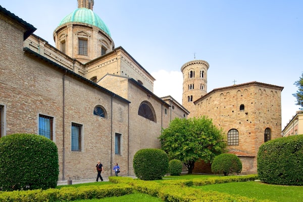 Baptisterio de Neon que incluye elementos patrimoniales y una iglesia o catedral
