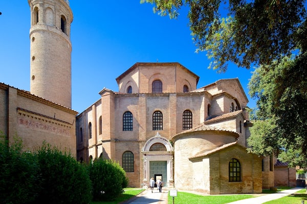 Basílica de San Vitale ofreciendo una iglesia o catedral