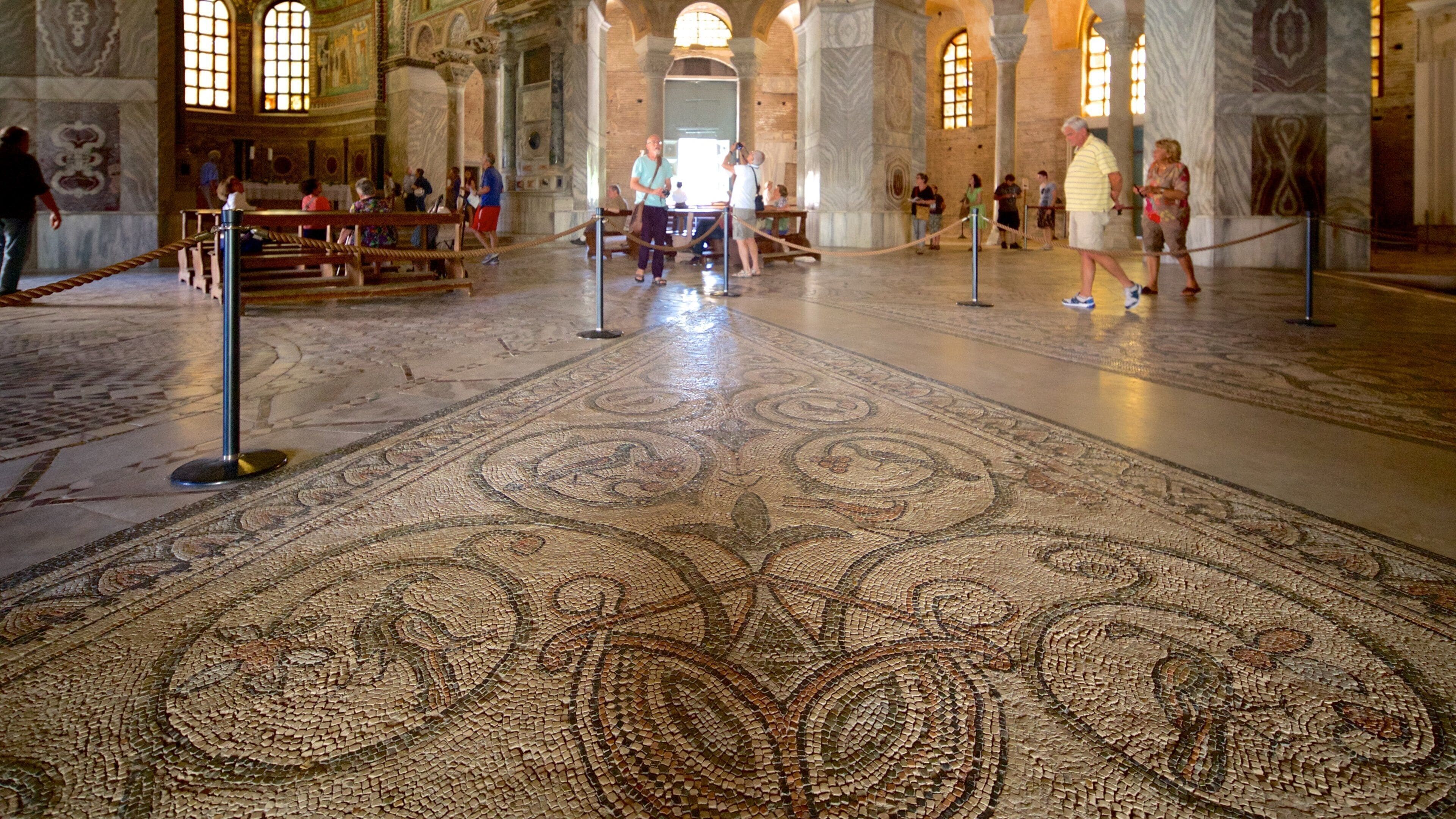 Basílica de San Vitale mostrando vistas interiores, una iglesia o catedral y aspectos religiosos