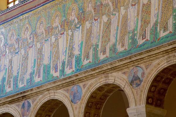 Ein Mosaik mit religiösen Figuren und architektonischen Bögen.