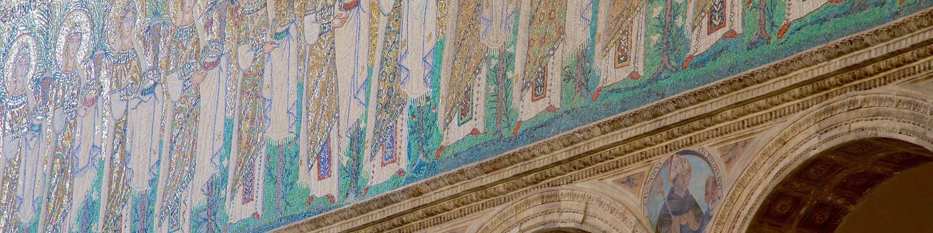 Um mosaico com figuras religiosas e arcos arquitetônicos.