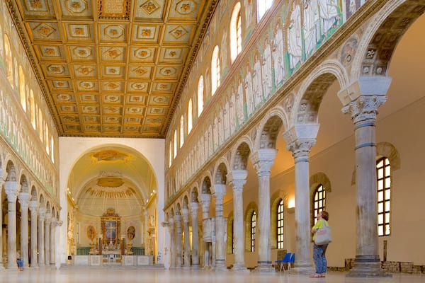 Basílica de Sant\' Apollinare Nuovo ofreciendo una iglesia o catedral, arquitectura patrimonial y elementos religiosos