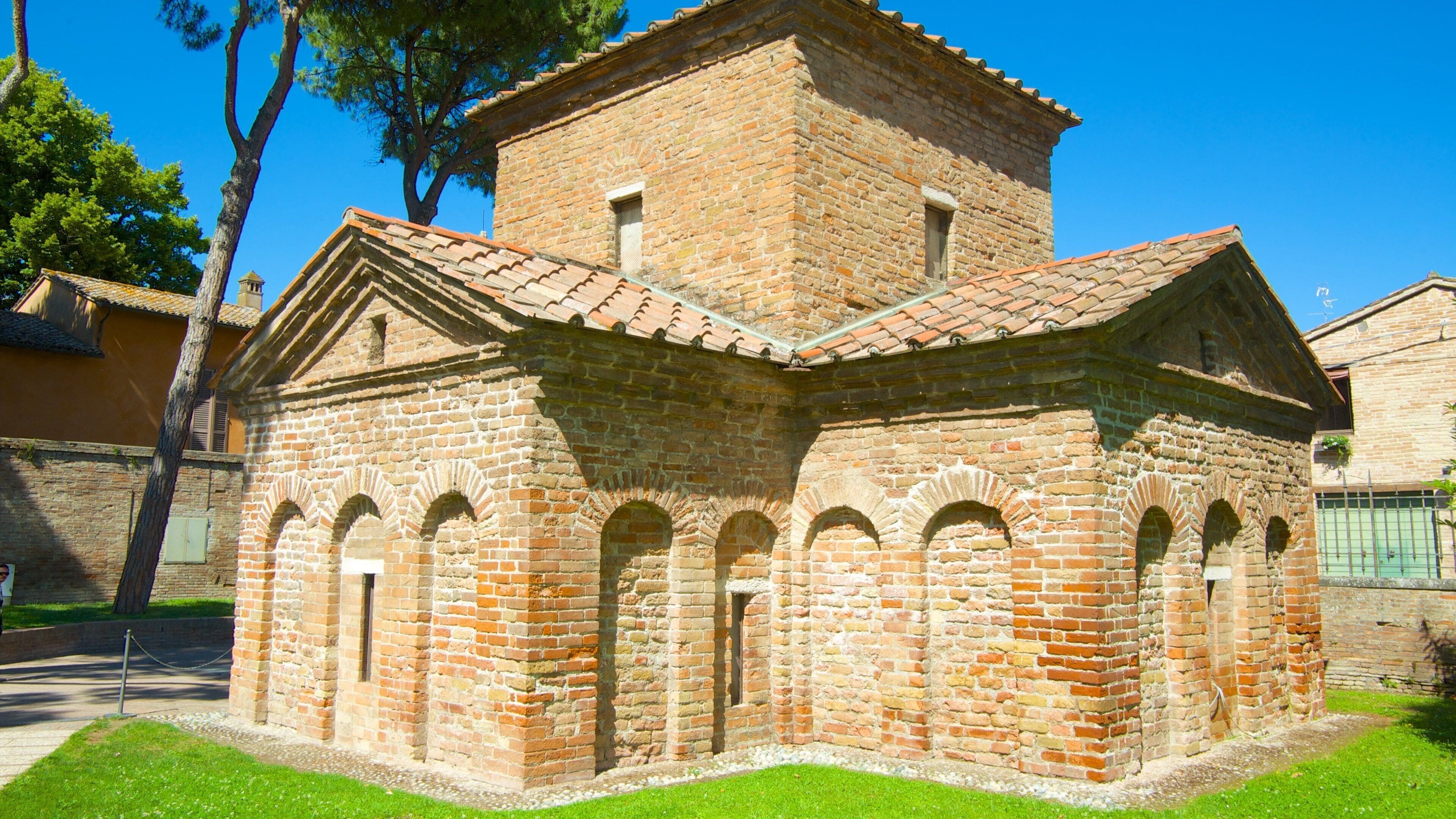 Mausolée de Galla Placidia mettant en vedette patrimoine architectural et patrimoine historique