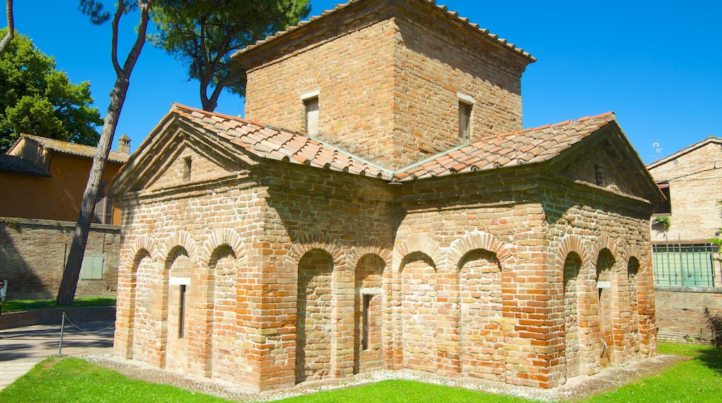 Mausolée de Galla Placidia mettant en vedette patrimoine architectural et patrimoine historique