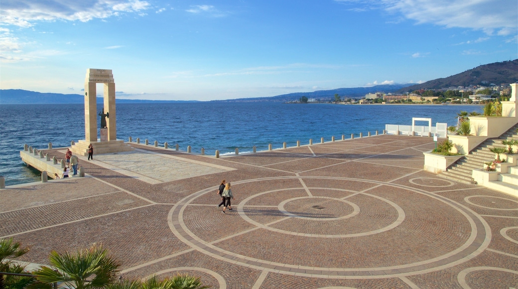 Arena dello Stretto which includes a statue or sculpture, a lake or waterhole and a square or plaza