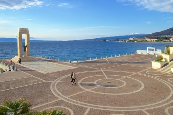 Arena dello Stretto which includes a statue or sculpture, a lake or waterhole and a square or plaza