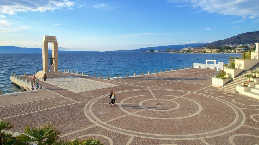 Arena dello Stretto which includes a statue or sculpture, a lake or waterhole and a square or plaza
