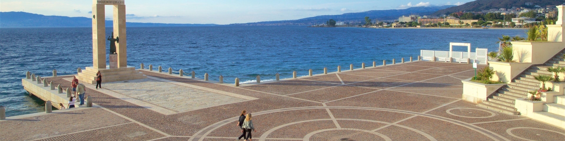 Arena dello Stretto which includes a statue or sculpture, a lake or waterhole and a square or plaza