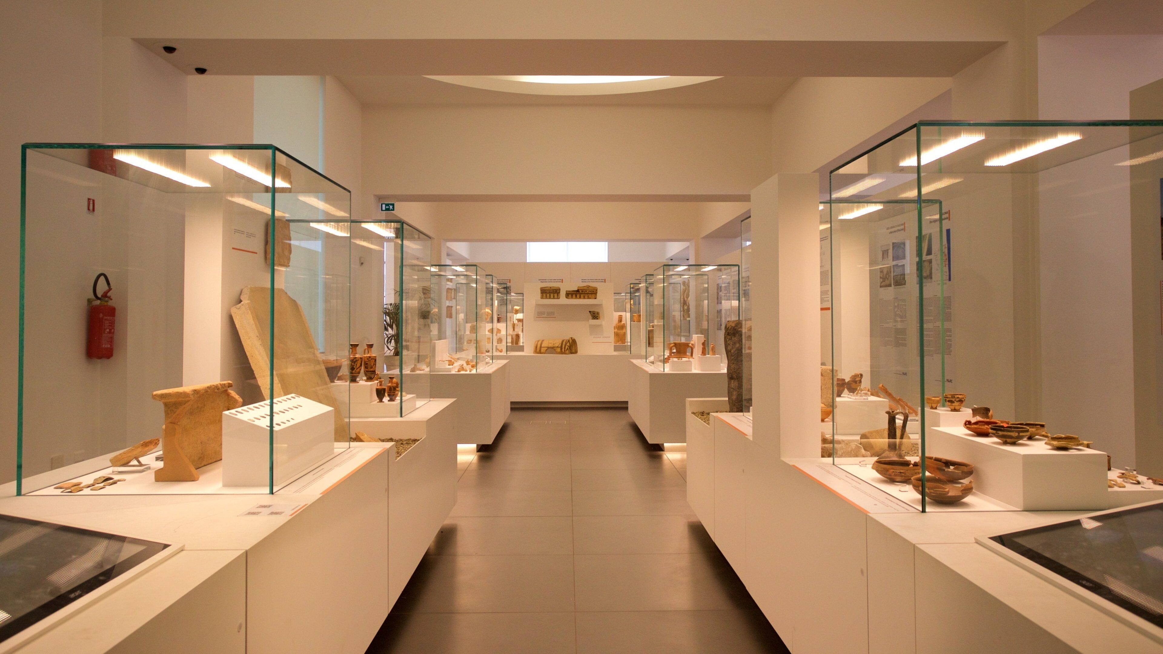 Sculture esposte in un museo archeologico calabrese