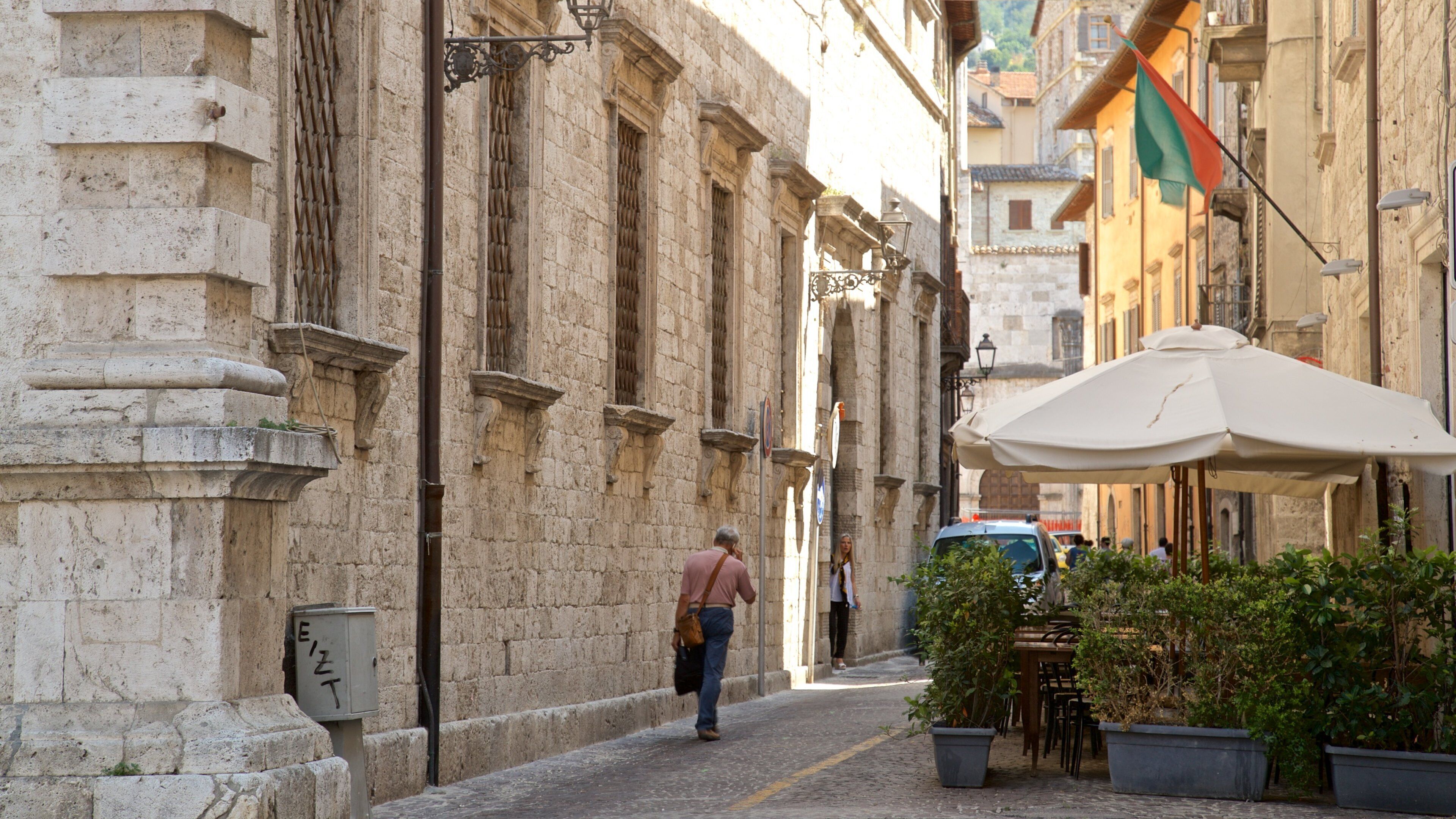 Pinacoteca Civica que inclui cenas de rua assim como um homem sozinho