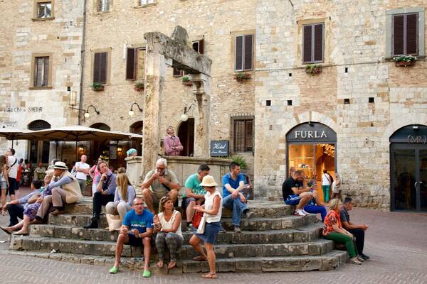 Piazza della Cisterna mit einem Stadt, Platz oder Plaza und StraĂenszenen
