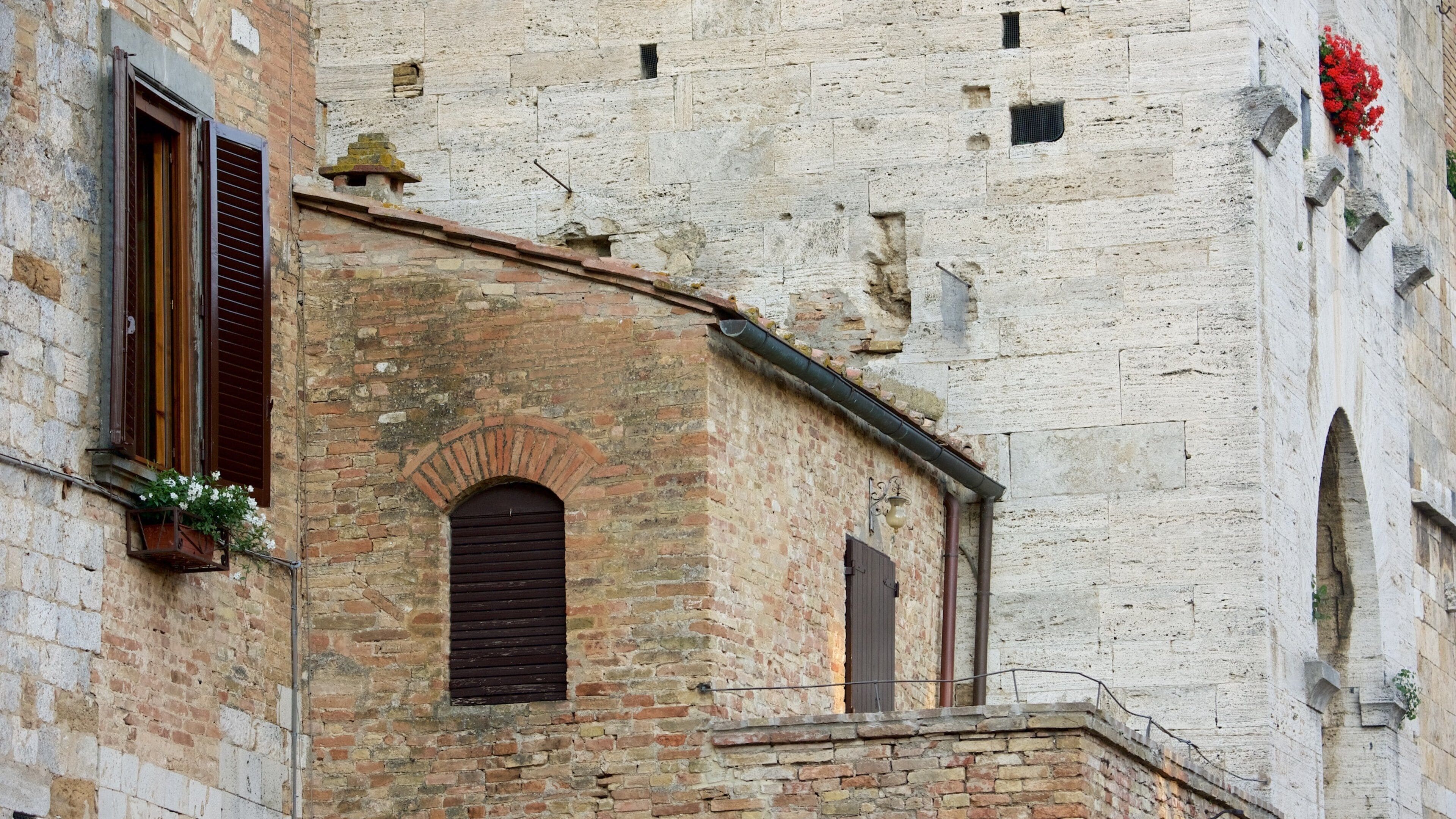 Piazza della Cisterna showing heritage architecture